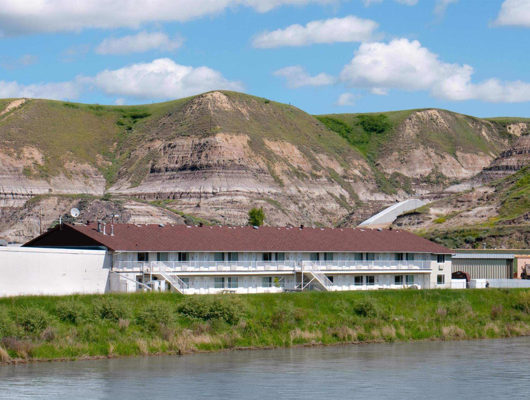 Travelodge By Wyndham Drumheller Ab Exterior photo