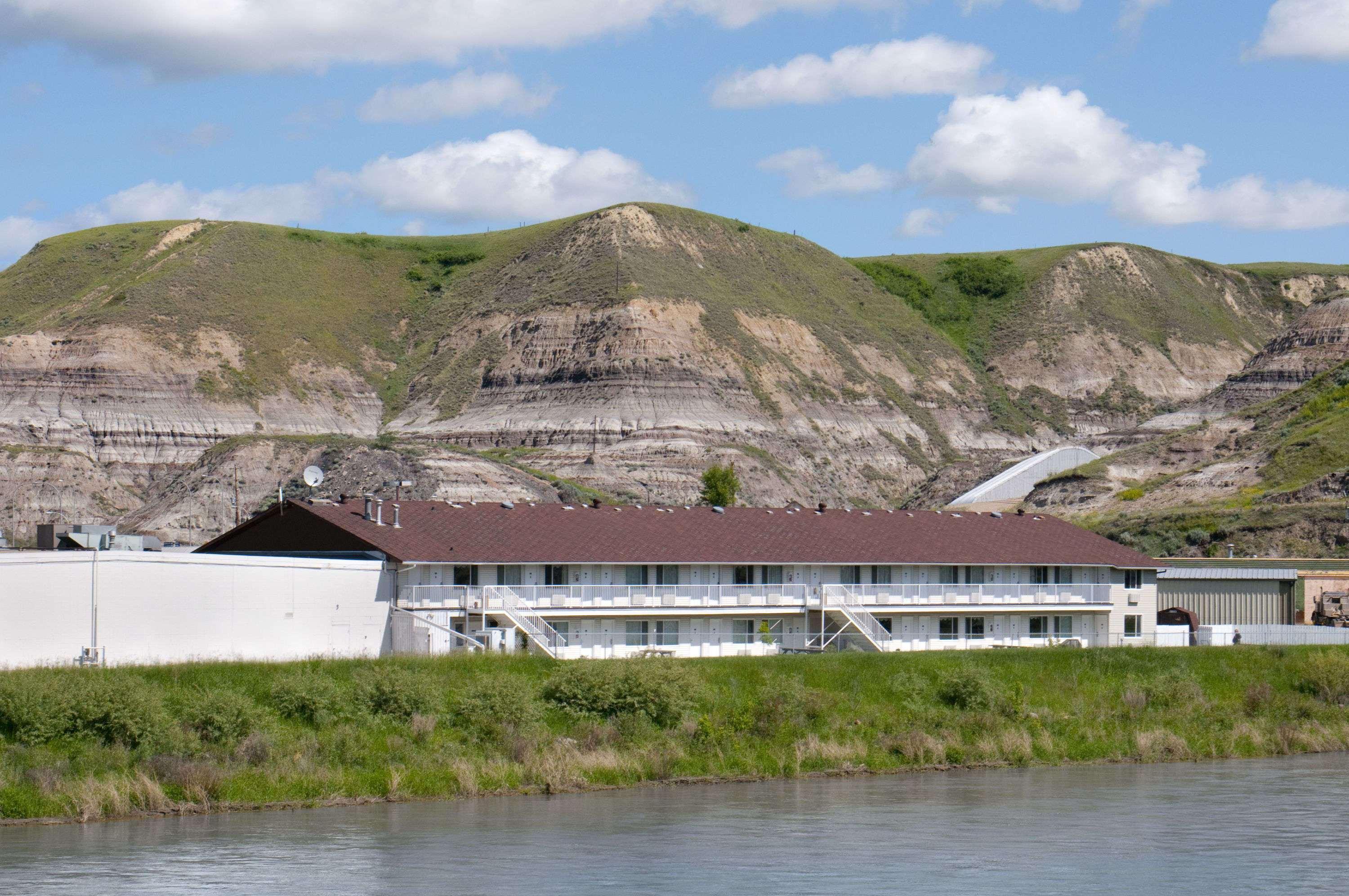 Travelodge By Wyndham Drumheller Ab Exterior photo