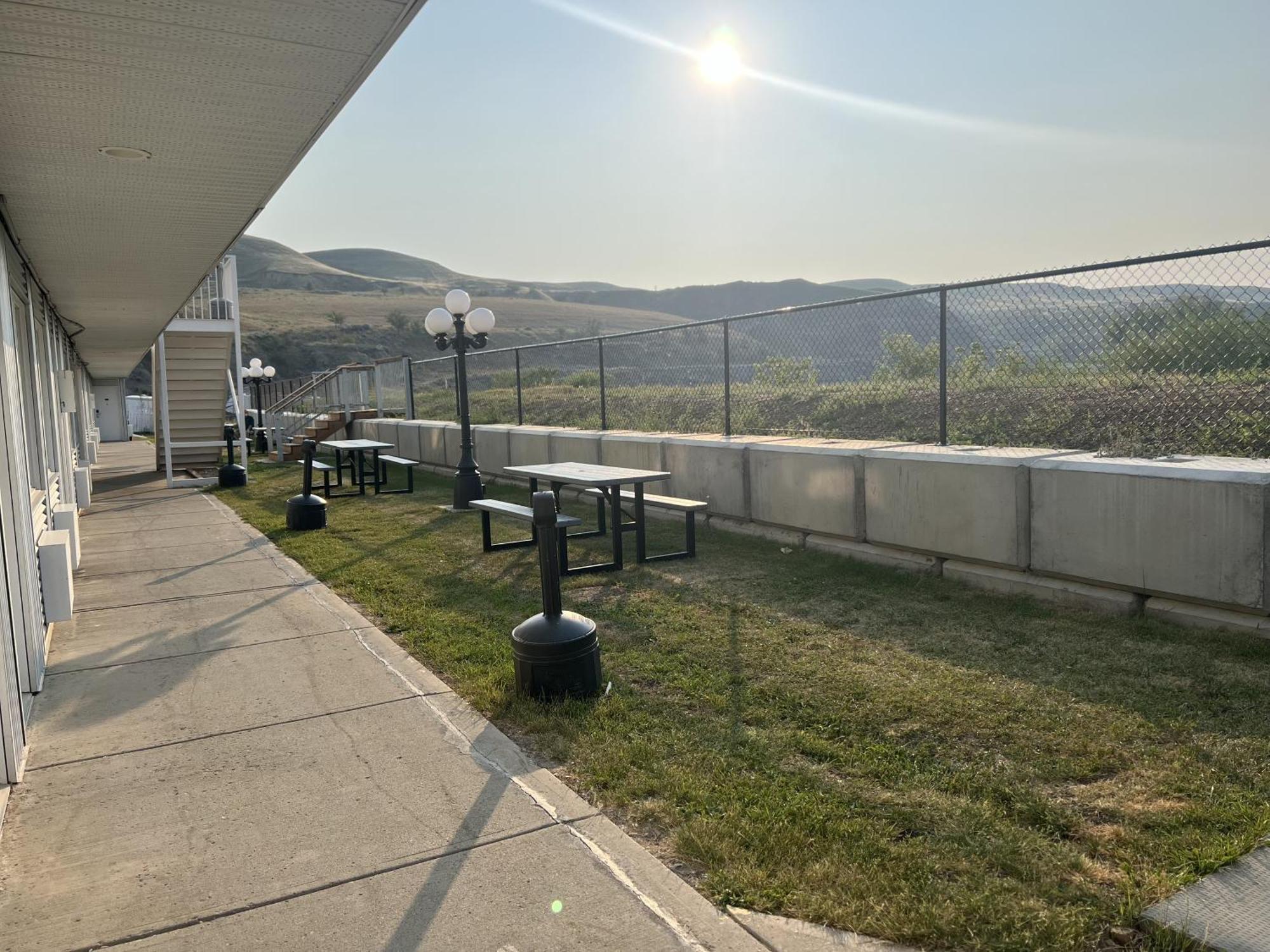 Travelodge By Wyndham Drumheller Ab Exterior photo