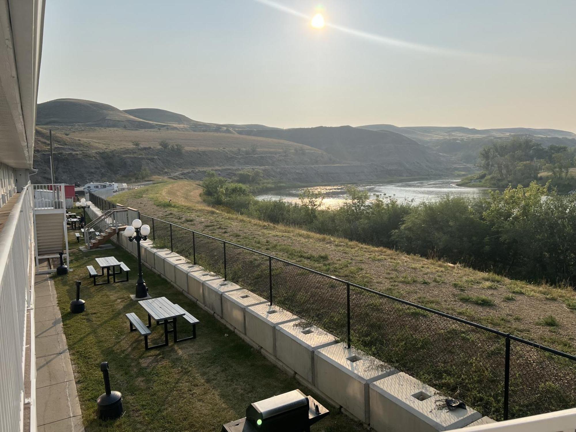 Travelodge By Wyndham Drumheller Ab Exterior photo