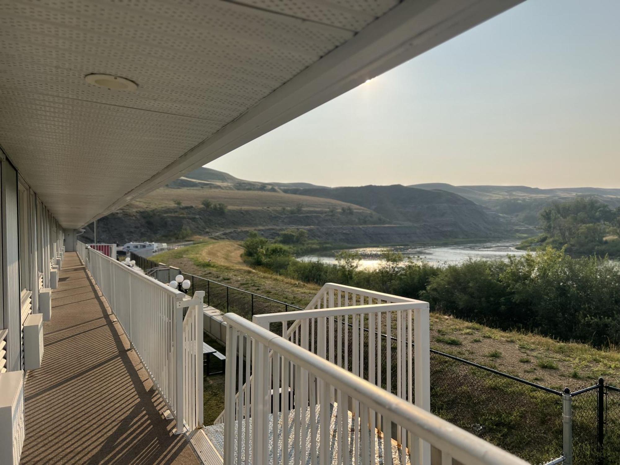 Travelodge By Wyndham Drumheller Ab Exterior photo