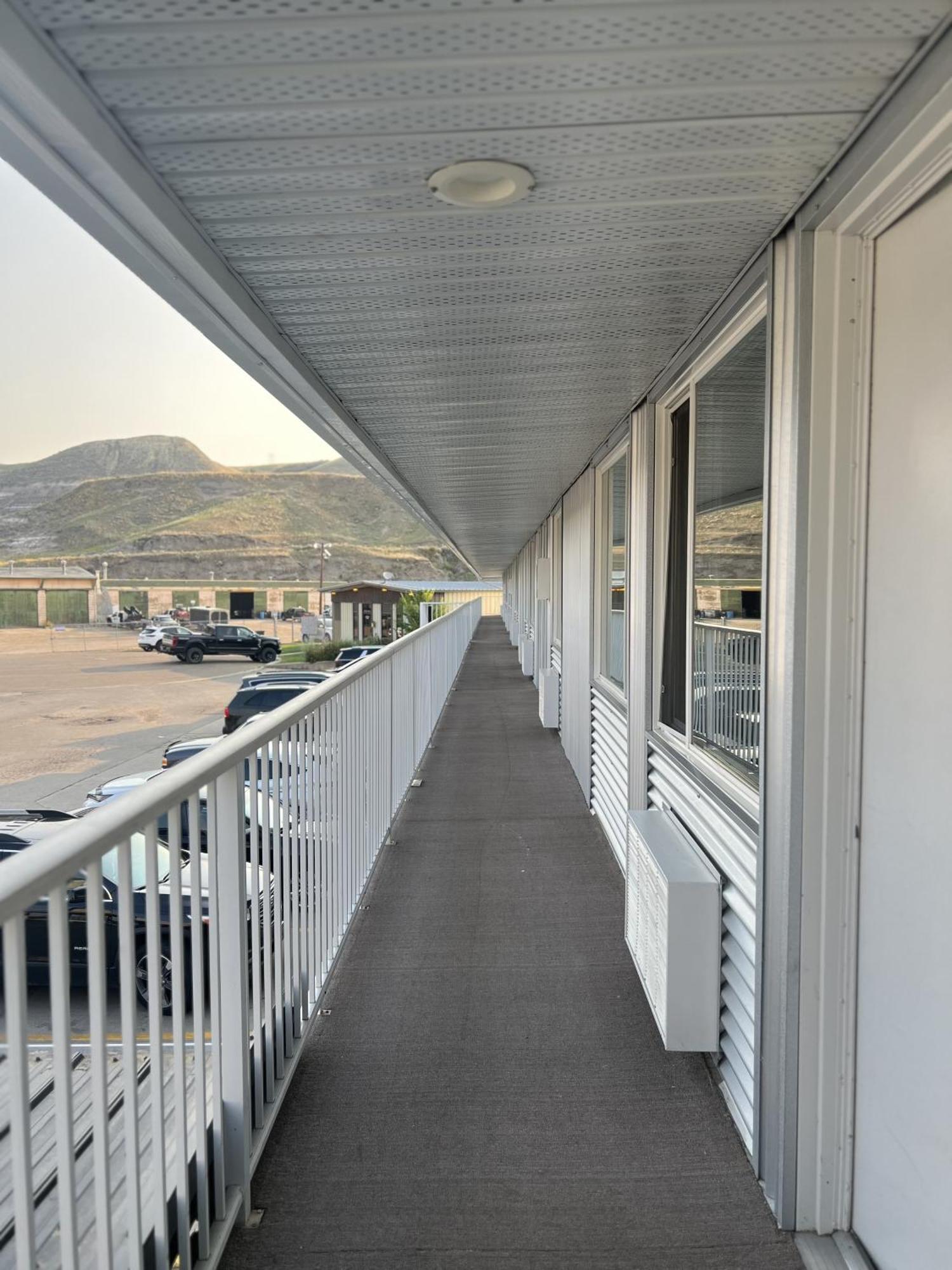 Travelodge By Wyndham Drumheller Ab Exterior photo